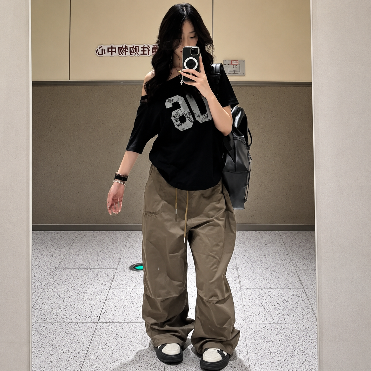 T-shirt noir à épaules dénudées - Style streetwear